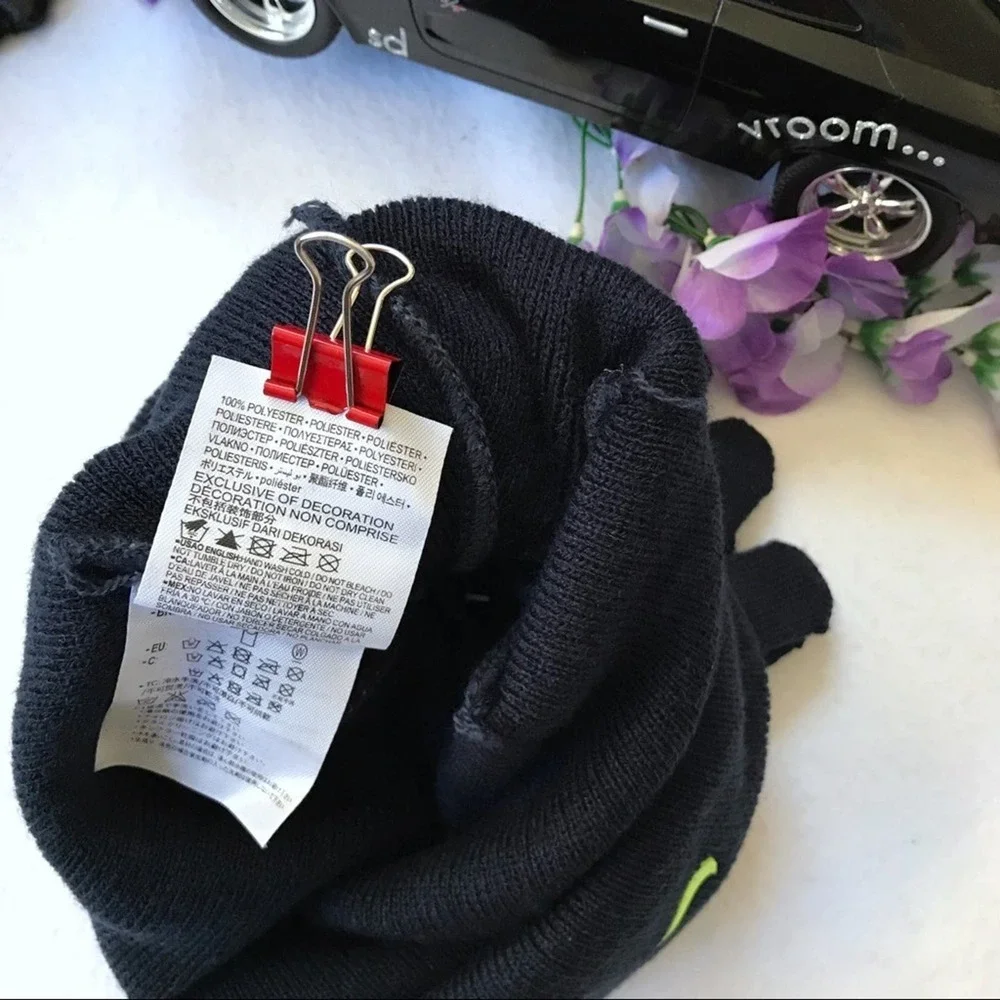 Nike NWOT Beanie with Gloves Set Youth OS (8/20)